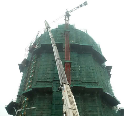 襄州吊车在工地上作业